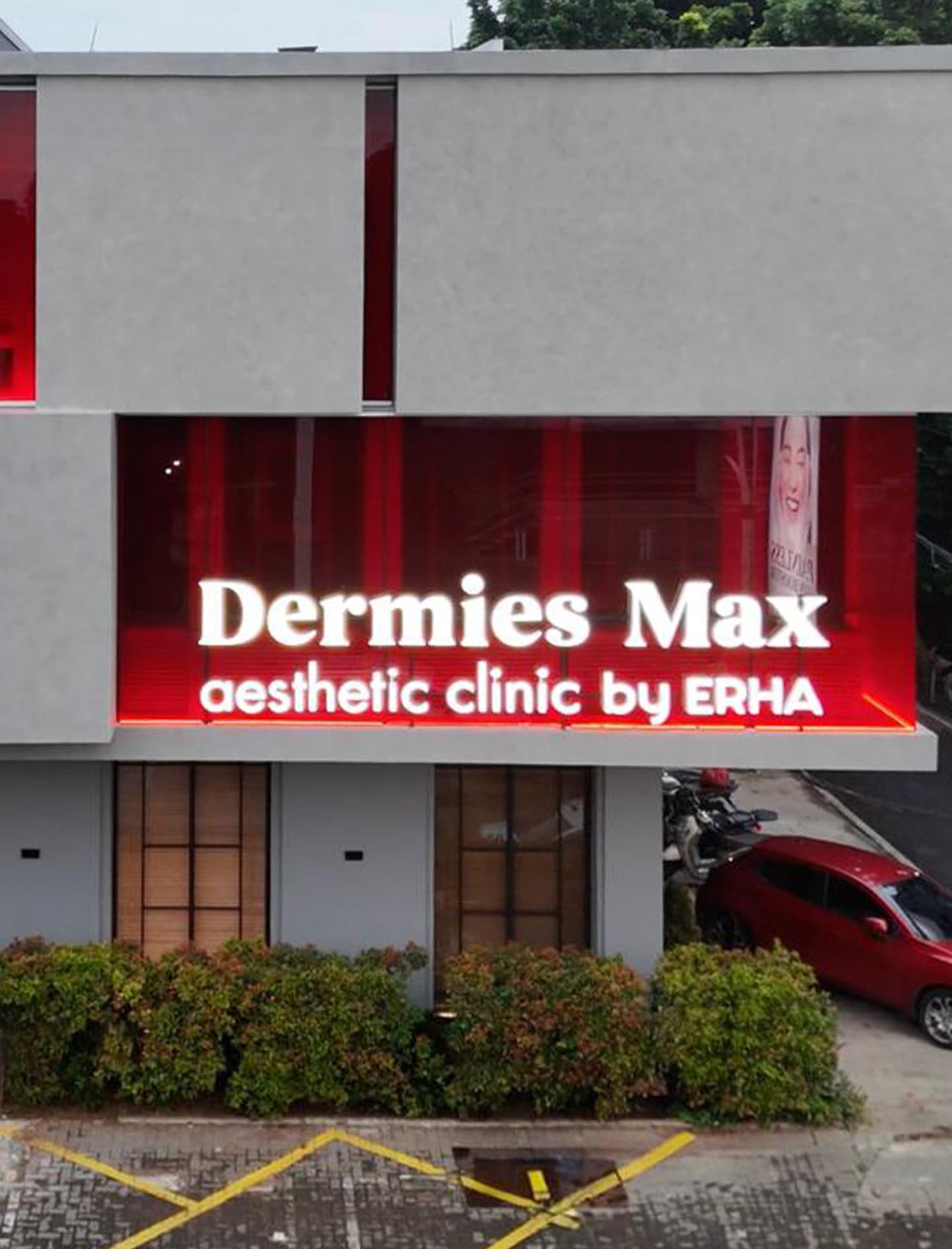 DERMIES Max is a brand with the sole vision of expanding the reach of dermatology to a wider market. Giving you confidence, beauty, and solutions to any and all skin related issues.